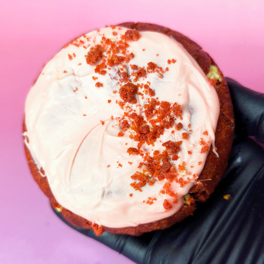 Red Velvet sūrio pyragas su avietėmis