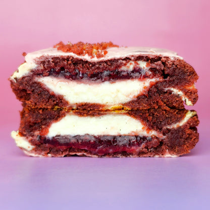 Red Velvet sūrio pyragas su avietėmis